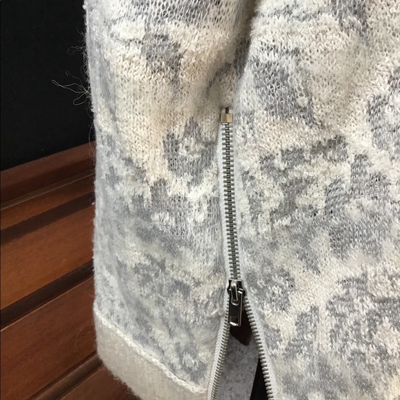 Free People Cream and Grey Oversized Sweater. - Picture 2 of 6